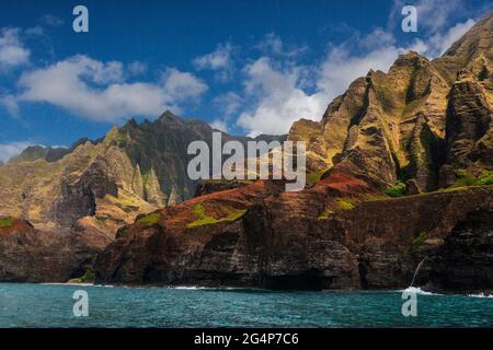 Suggestive formazioni laviche cadono nell'oceano Pacifico lungo LA COSTA di NA PALI - KAUAI, HAWAII Foto Stock