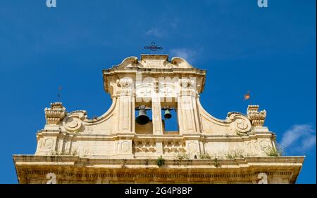 Noto, Sicilia. Parte superiore della Chiesa di San Giovanni Battista alle ANIME Sante, costruita nella prima metà del XVIII secolo. Foto Stock