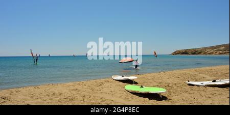 Prasonisi, Grecia 05-31-2021 surfista al mare mediterraneo e spiaggia di sabbia Foto Stock