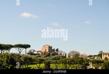 Roma, Colle Palatino. Veduta della Chiesa di San Bonaventura al Palatino. Si tratta di una piccola chiesa del monastero francescano costruita nel´s secolo. Foto Stock