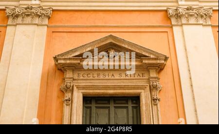 Roma. Facciata della chiesa di Santa Rita da Cascia alle Vergini, costruita nel 1643 dall'architetto Carlo Fontana. Foto Stock