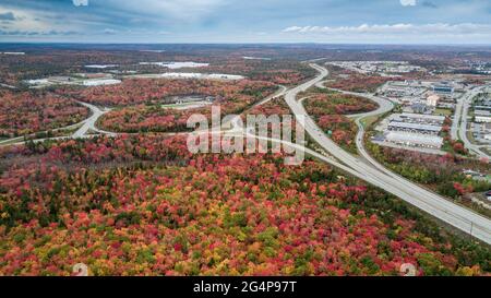 Viste aeree di autostrade e incroci nel paesaggio autunnale di Halifax, Nuova Scozia. Vista aerea dello splendido percorso panoramico. Foto Stock