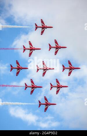 Il team dimostrativo della Royal Air Force Red Arrows si esibisce presso Halifax Waterfront, Nuova Scozia, Canada. Le frecce rosse si innalzano mentre praticano una routine mozzafiato Foto Stock