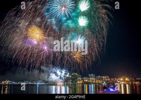 Grand Fireworks il Canada Day si affaccia sul lungomare di Halifax, Halifax, Nuova Scozia, Canada. Fuochi d'artificio del Canada Day girato da Dartmouth, fronte porto Foto Stock