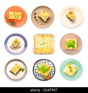 Set di gustose lasagne fatte in casa su sfondo bianco, vista dall'alto Foto Stock