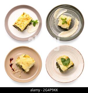 Set di lasagne vegane fatte in casa con spinaci su sfondo bianco, vista dall'alto Foto Stock