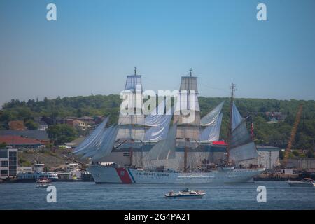 Guardia costiera DEGLI STATI UNITI, navi Tall che partecipano a una sfilata di vele come parte di Rendezvous 2017 a Halifax il 1 agosto 2017 durante il festival Tall Ships Foto Stock