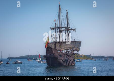 El Galeon, navi Tall che partecipano ad una sfilata di vele come parte di Rendezvous 2017 ad Halifax il 1 agosto 2017 durante il festival delle navi Tall Foto Stock