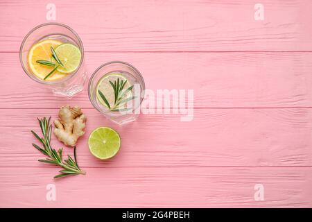 Bicchieri di limonata sana con zenzero e agrumi su sfondo di legno colorato Foto Stock