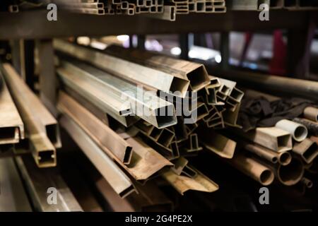 Tubi in ferro, tubi, profili su rack Foto Stock