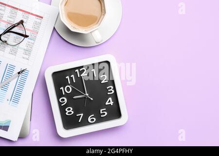 Composizione con orologio elegante e tazza di caffè su sfondo colorato Foto Stock