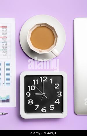 Composizione con orologio elegante e tazza di caffè su sfondo colorato Foto Stock