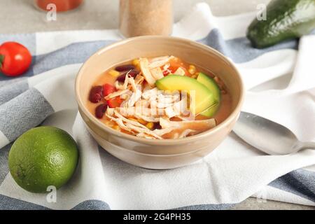 Ciotola di gustosa zuppa di pollo enchilada sul tavolo Foto Stock