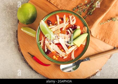 Ciotola di gustosa zuppa di pollo enchilada sul tavolo Foto Stock