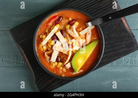 Ciotola di gustosa zuppa di pollo enchilada sul tavolo Foto Stock