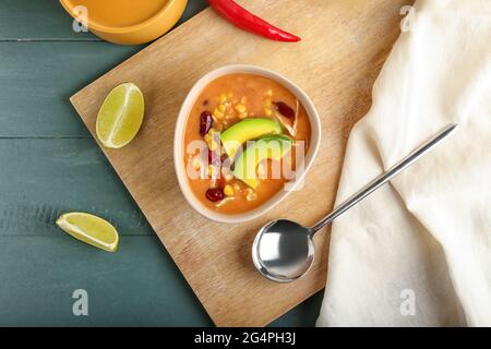 Ciotola di gustosa zuppa di pollo enchilada sul tavolo Foto Stock