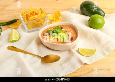 Ciotola di gustosa zuppa di pollo enchilada sul tavolo Foto Stock