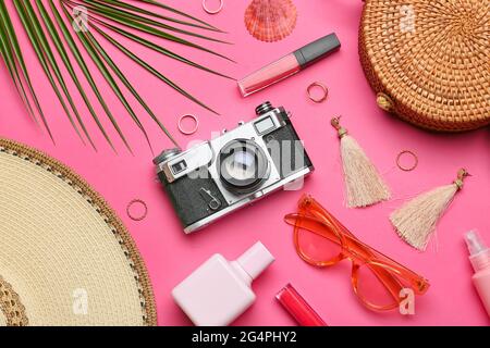 Accessori femminili, cosmetici e foglie di palma su sfondo colorato Foto Stock