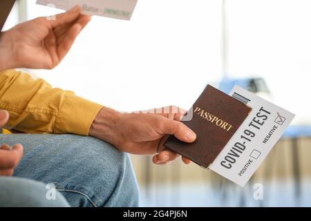 Turisti anziani con passaporto immunitario e risultati negativi covid-19 test all'aeroporto Foto Stock