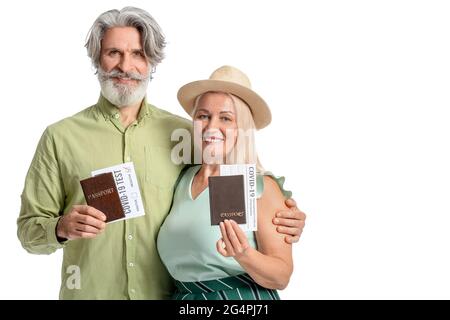 Coppia di turisti anziani con passaporti e risultati negativi covid-19 test su sfondo bianco Foto Stock