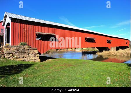 Parke County, Indiana, Stati Uniti. Il ponte di Bridgeton sul Big Racoon Creek a Bridgeton, Indiana. Foto Stock