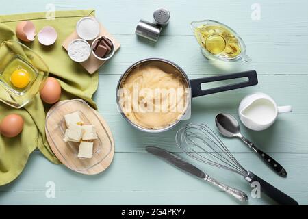 Ingredienti per la preparazione di churros su sfondo di legno colorato Foto Stock