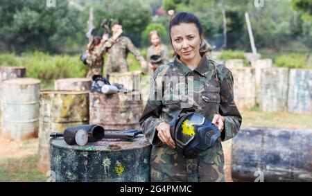 Ragazza sconvolta con dopo il colpo diretto nel gioco paintball Foto Stock