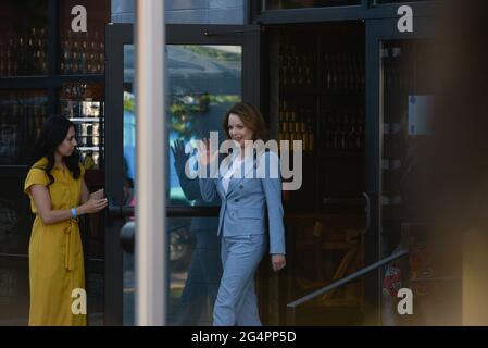 Nashville, Stati Uniti. 22 Giugno 2021. Nashville, Tennessee - 22 giugno 2021: Kimberly Williams-Paisley visita un sito di vaccinazione pop-up presso la distilleria di Smoky di Ole e la Yee-Haw Brewing Co. Martedì pomeriggio, 22 giugno 2021 nel centro di Nashville, Tennessee. Credit: Adrian e Morales/The Photo Access Credit: The Photo Access/Alamy Live News Foto Stock