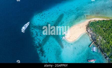 Una vista aerea con l'ombra di un aereo sulla barra di sabbia al largo dell'angolo di Sumion Island, una piccola isola della costa di Bancogon, Oslob, Cebu, pH Foto Stock