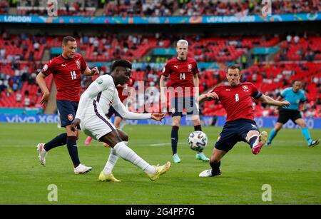 Londra, Gran Bretagna. 22 Giugno 2021. L'inglese Bukayo Saka (2° L) passa la palla sulla difesa di Vladimir Darida della Repubblica Ceca (2° R) durante la partita del Gruppo D tra Inghilterra e Repubblica Ceca all'UEFA EURO 2020 a Londra, Gran Bretagna, il 22 giugno 2021. Credit: Han Yan/Xinhua/Alamy Live News Foto Stock