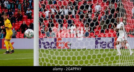 Londra, Gran Bretagna. 22 Giugno 2021. L'inglese Raheem Sterling (R) spara durante la partita del Gruppo D tra Inghilterra e Repubblica Ceca alla UEFA EURO 2020 a Londra, Gran Bretagna, il 22 giugno 2021. Credit: Han Yan/Xinhua/Alamy Live News Foto Stock