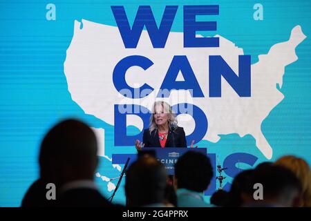 Nashville, Stati Uniti. 22 Giugno 2021. Nashville, Tennessee - 22 giugno 2021: La prima Signora Dr. Jill Biden parla sul palco dopo aver visitato un sito di vaccinazione pop-up presso la distilleria di Smoky di Ole e la Yee-Haw Brewing Co. Il martedì pomeriggio, 22 giugno 2021, nel centro di Nashville, Tennessee. Credit: Adrian e Morales/The Photo Access Credit: The Photo Access/Alamy Live News Foto Stock