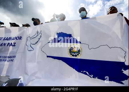 San Salvador, El Salvador. 22 Giugno 2021. I veterani di guerra hanno un banner che mostra una mappa di El Salvador durante la dimostrazione. I veterani di guerra manifestano al Salvador del Mundo plaza per protestare contro i bassi benefici pensionistici e sanitari forniti dal governo. Credit: SOPA Images Limited/Alamy Live News Foto Stock