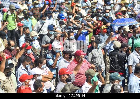 San Salvador, El Salvador. 22 Giugno 2021. I manifestanti alzano i pugni mentre cantano slogan durante la dimostrazione. I veterani di guerra manifestano al Salvador del Mundo plaza per protestare contro i bassi benefici pensionistici e sanitari forniti dal governo. Credit: SOPA Images Limited/Alamy Live News Foto Stock
