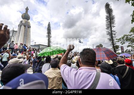 San Salvador, El Salvador. 22 Giugno 2021. Un protestante che alza il pugno mentre canta slogan durante la dimostrazione. I veterani di guerra manifestano al Salvador del Mundo plaza per protestare contro i bassi benefici pensionistici e sanitari forniti dal governo. Credit: SOPA Images Limited/Alamy Live News Foto Stock