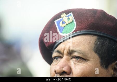 San Salvador, El Salvador. 22 Giugno 2021. Un veterano delle forze armate che indossa un beretto guarda sopra durante la dimostrazione. I veterani di guerra manifestano al Salvador del Mundo plaza per protestare contro i bassi benefici pensionistici e sanitari forniti dal governo. (Foto di Camilo Freedman/SOPA Images/Sipa USA) Credit: Sipa USA/Alamy Live News Foto Stock