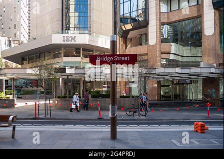 22.09.2019, Sydney, New South Wales, Australia - piattaforma della nuova fermata del tram Bridge Street nel quartiere centrale degli affari e nella filiale IBM Australia. Foto Stock
