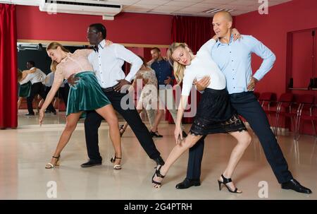 Persone che praticano samba Foto Stock