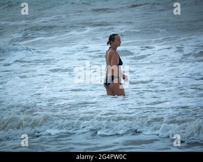Palomino, Dibulla, la Guajira, Colombia - 24 2021 maggio: Donna caucasica che entra a poco a poco nelle acque più profonde del mare in attesa del Wa Foto Stock