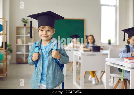 Ritratto di Felice laureato in cappelli accademici in classe Foto Stock