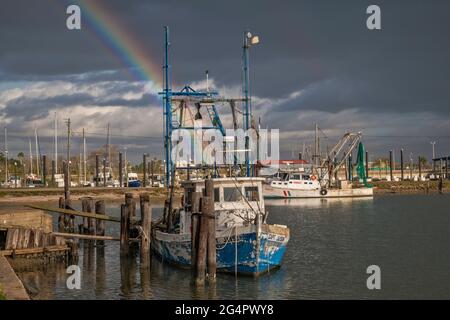 Arcobaleno su barche di gamberi al bacino portuale a Port Lavaca, Texas, USA Foto Stock