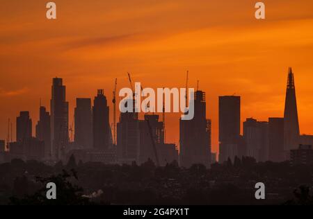 Wimbledon, Londra, Regno Unito. 23 giugno 2021. La prima alba limpida con un cielo dorato su Londra dal solstizio estivo offuscato il 21 giugno. Credit: Malcolm Park/Alamy Live News Foto Stock