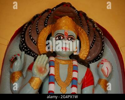 Bellissimo idolo di dio indù signore vishnu in kanhwara shiva tempio katni, Madhya Pradesh, india. Foto Stock