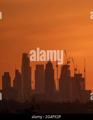 Wimbledon, Londra, Regno Unito. 23 giugno 2021. La prima alba limpida con un cielo dorato su Londra dal solstizio estivo offuscato il 21 giugno. Credit: Malcolm Park/Alamy Live News Foto Stock