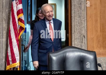 L'ex senatore degli Stati Uniti Joseph I. Lieberman (indipendente dal Connecticut) arriva per una commissione del Senato sulla sicurezza interna e gli affari governativi audizione per esaminare lo stato del D.C., nel palazzo degli uffici del Senato Dirksen a Washington, DC, USA, martedì 22 giugno, 2021. Foto di Rod Lamkey/CNP/ABACAPRESS.COM Foto Stock