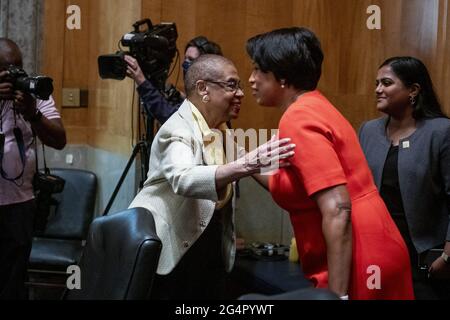 Il DelegateEleanor Holmes Norton (democratico del Distretto di Columbia), a sinistra, è accolto dal Sindaco Muriel Bowser (democratico del Distretto di Columbia) quando arrivano per un'audizione del Comitato del Senato per la sicurezza interna e gli affari governativi per esaminare la questione dello Stato della Repubblica Democratica del DC, nel Palazzo dell'Ufficio del Senato Dirksen a Washington, DC, USA, Martedì 22 giugno 2021. Foto di Rod Lamkey/CNP/ABACAPRESS.COM Foto Stock