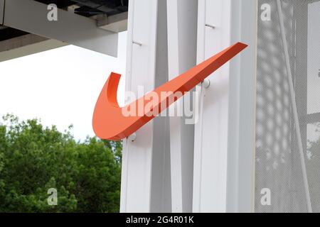 Il logo Nike Swoosh presso la sede centrale Nike World, martedì 22 giugno 2021, a Beaverton, OREA. Foto Stock