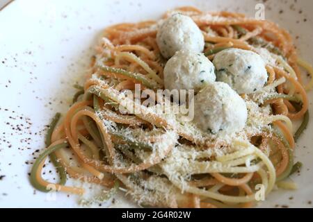 Spaghetti con polpette di pollo sul piatto del ristorante Foto Stock