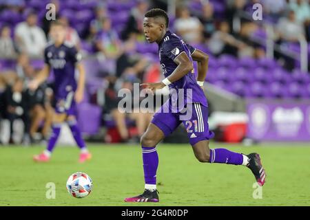 22 giugno 2021: ANDRES PEREA, centrocampista di Orlando City (21), ha dato il via alla partita di calcio MLS Orlando City vs San Jose Earthquakes all'Exploria Stadium di Orlando, Florida, il 22 giugno 2021. Credit: Cory Knowlton/ZUMA Wire/Alamy Live News Foto Stock