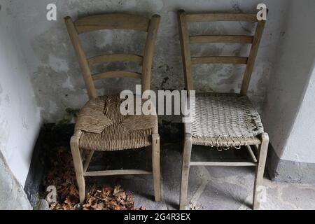 Due vecchie sedie in legno, immagine vintage Foto Stock